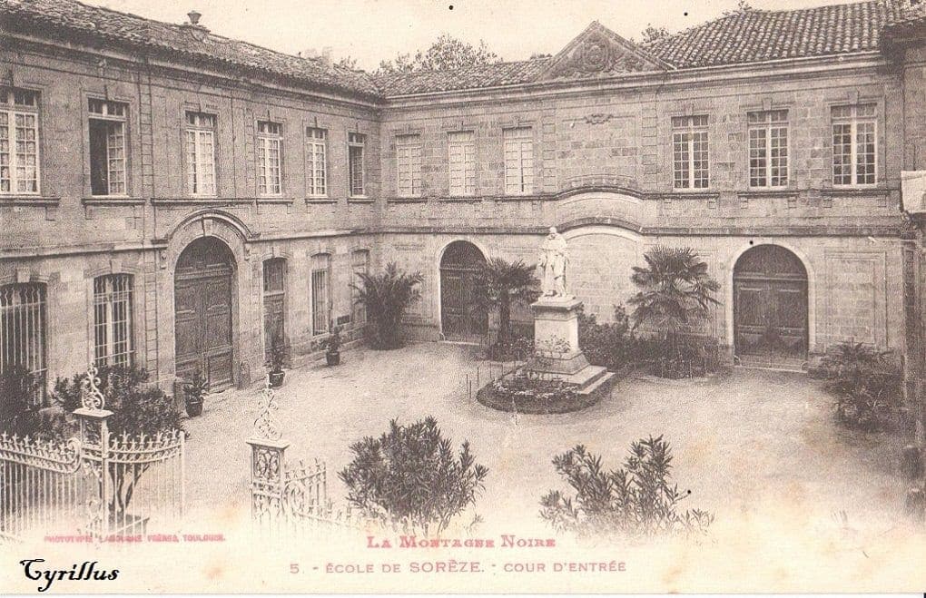 Cour d'entrée du Collège de Sorèze, Tarn, carte postale ancienne avec statue du père Lacordaire, Montagne Noire