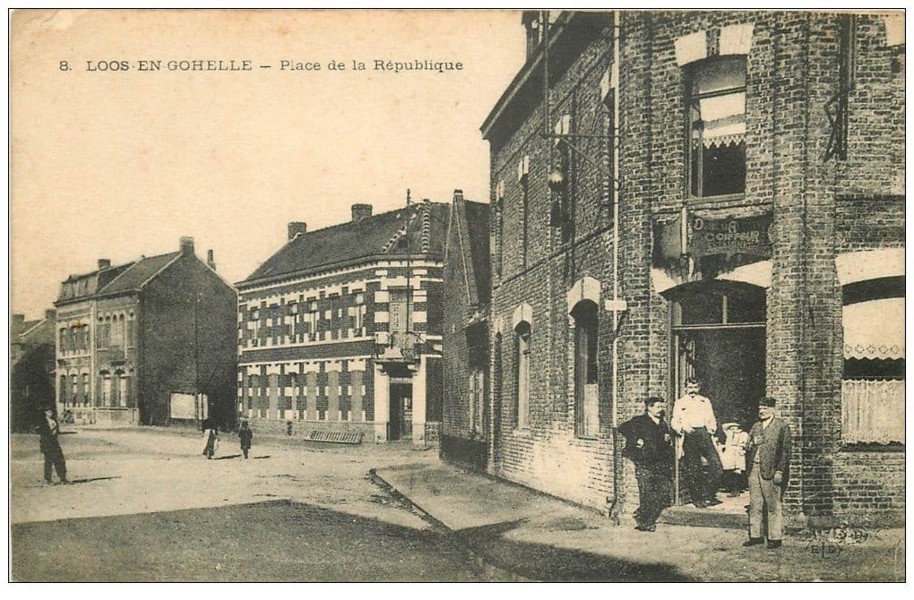 Jeune fille dans la guerre — Loos-en-Gohelle place de la République 1914