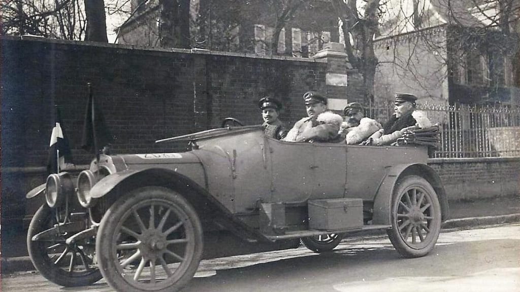 Réfugiés 1914 — automobile de soldats allemands dans le Nord de la France