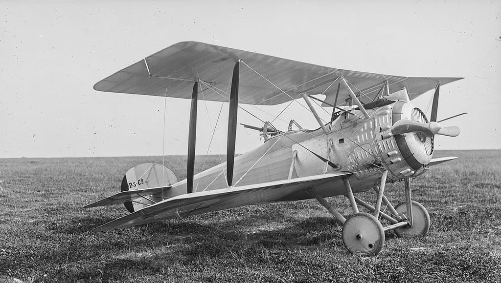 Aéroplane Hanriot monoplace posé sur l'herbe du terrain de Villacoublay en 1918 — prêtres aviateurs 1914-1918