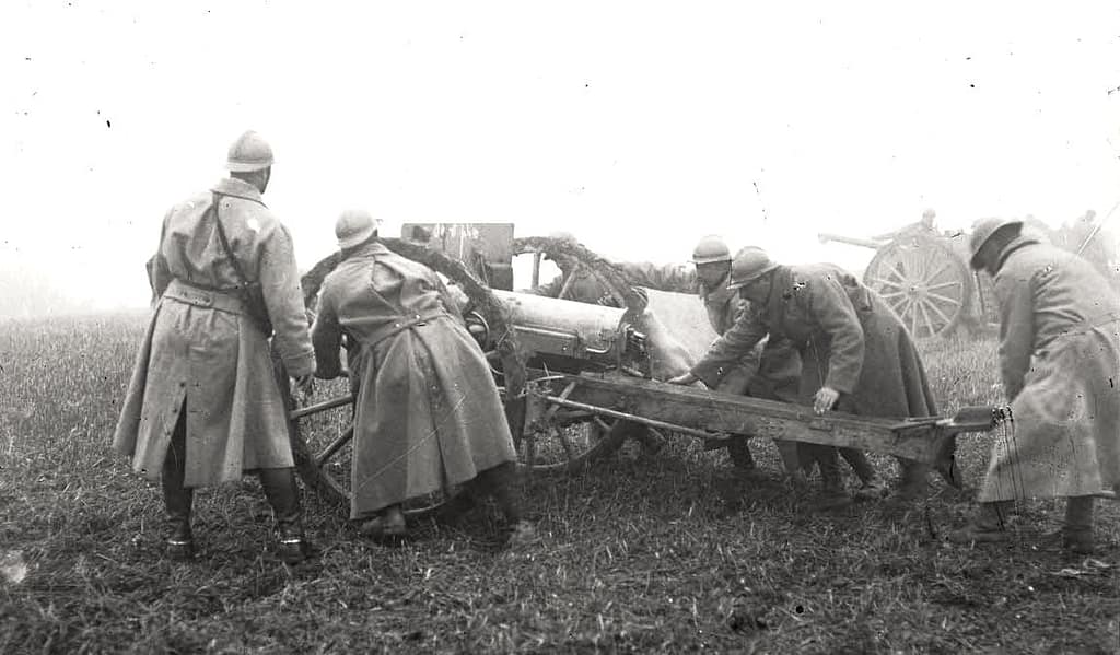 110e régiment grenadier — canon de 75 français en action secteur Vermelles 1914