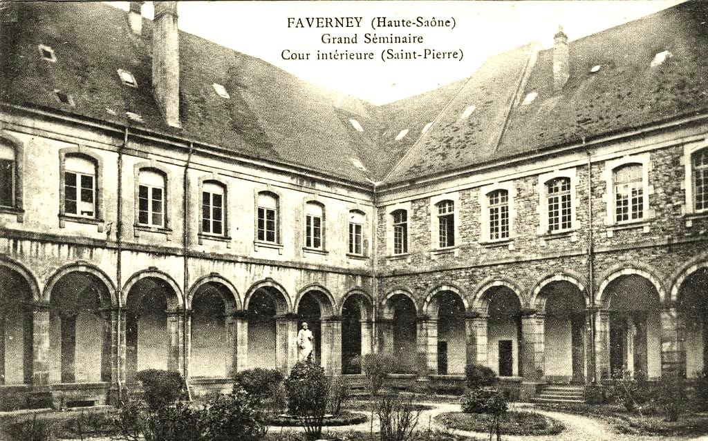 Cour intérieure Saint-Pierre du Grand Séminaire de Faverney, Haute-Saône, début du XXe siècle.