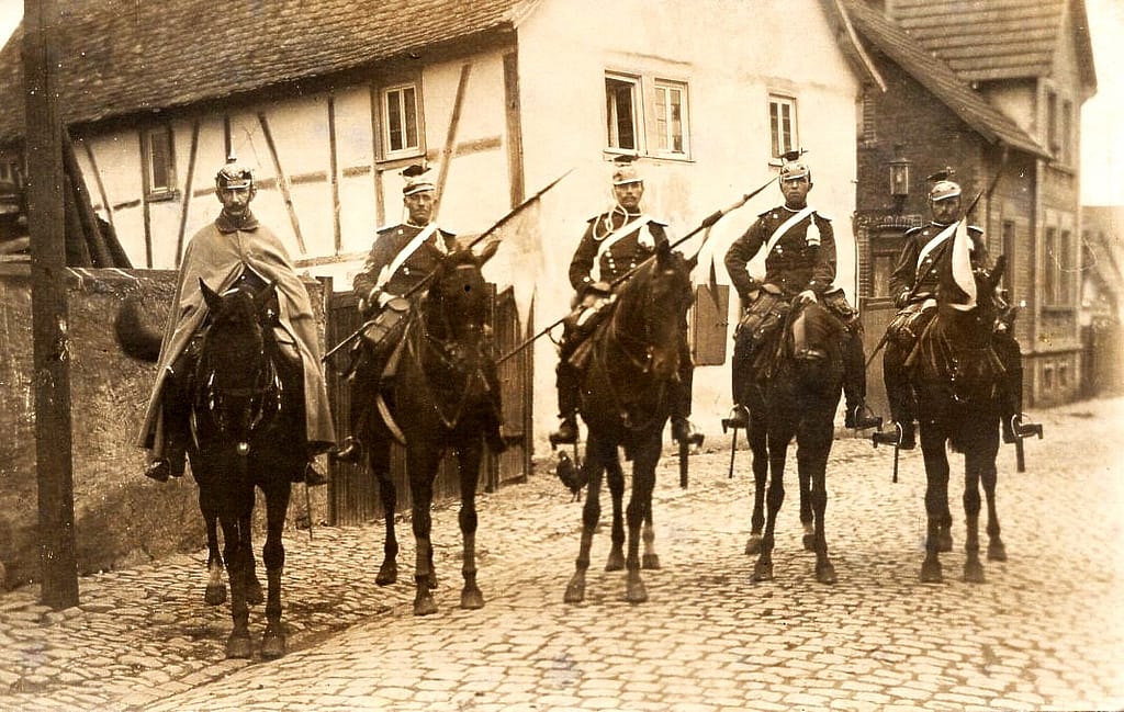 Patrouille d'uhlan allemand traversant un village 1914