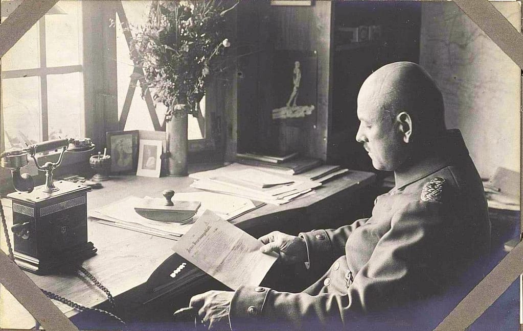Officier allemand à son bureau de kommandantur, soldats prussiens 1914 en zone occupée