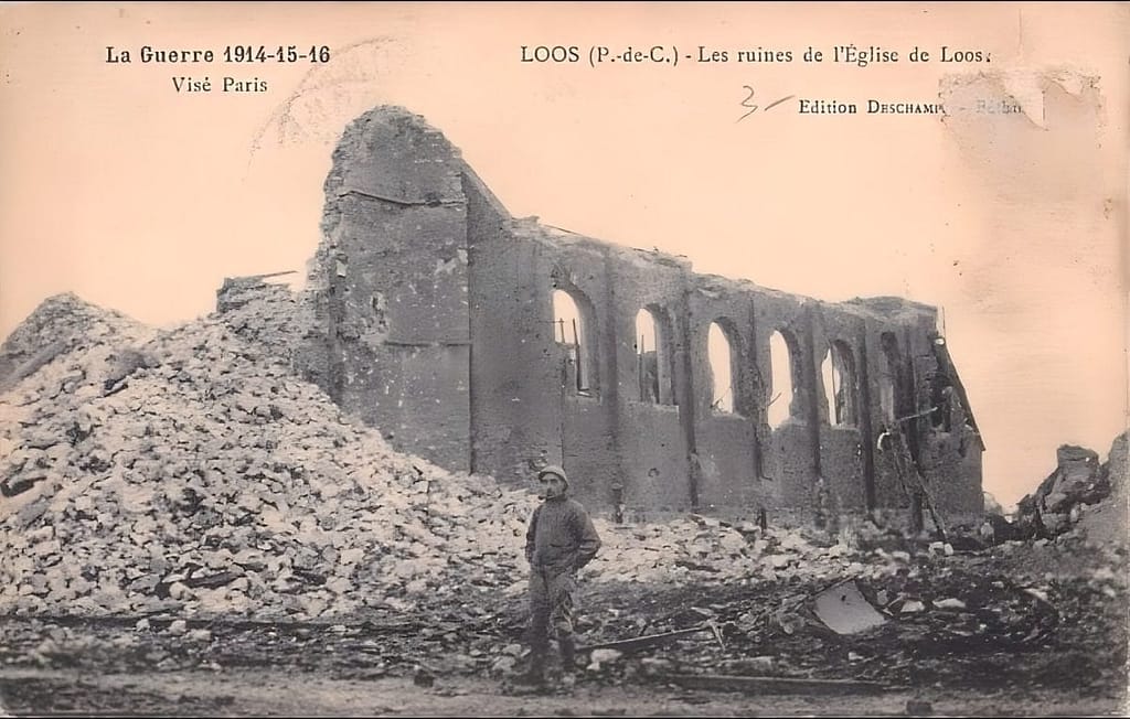 Ruines de l'église de Loos-en-Gohelle pendant Noël sous occupation allemande, 1914-1915
