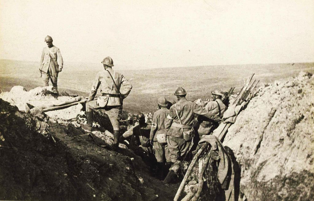 Le clergé sur la cote 344 : tranchée française à l'ouvrage de Dortmund, Verdun, 21 août 1917