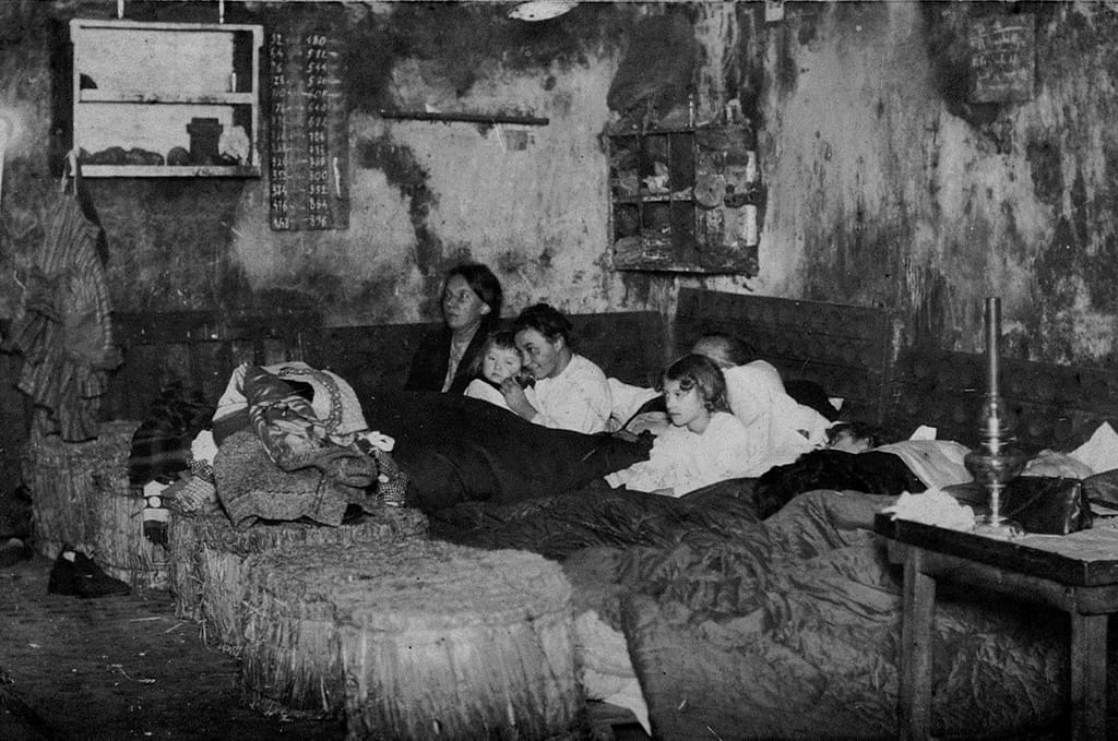 Civils réfugiés dans une cave pendant les bombardements, Loos le 9 mai 1915, femmes et enfants sur la paille (