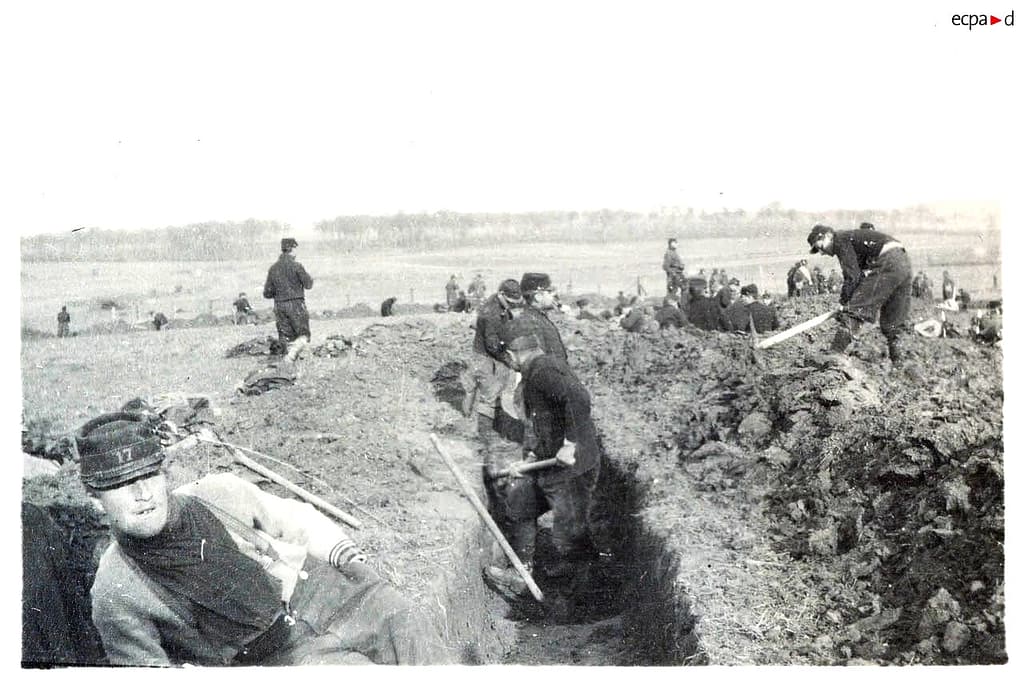 Soldats français du 17e régiment creusant des tranchées dans l'Artois, offensive Loos le 9 mai 1915