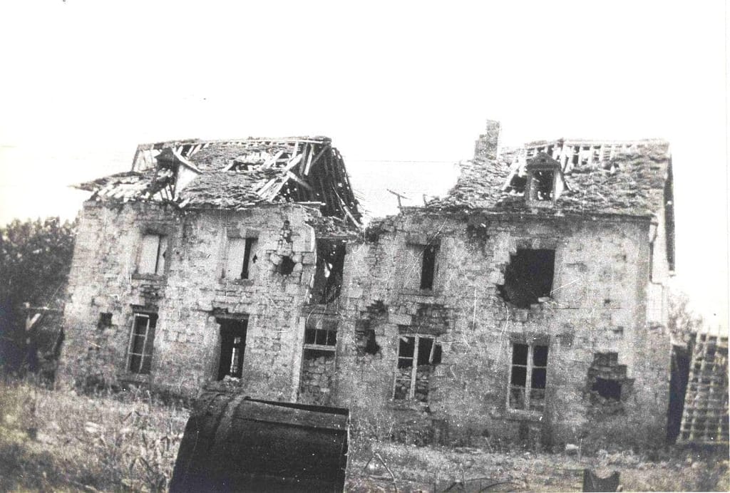 Façade d'une ferme lourdement endommagée par les bombardements, image d'archive pour ce Témoignage occupation 1914.