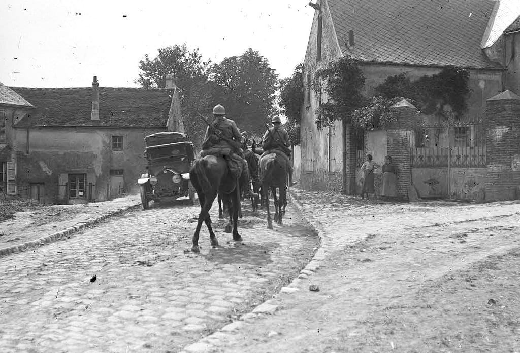 Cavaliers dragons français entrant dans un village du Nord en octobre 1914, illustration pour ce Combat occupation 1914.