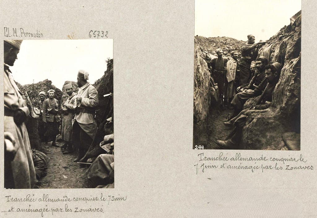 Zouaves du 3e zouaves 1914-1918 dans une tranchée allemande conquise près de la ferme de Quennevières, juin 1915.