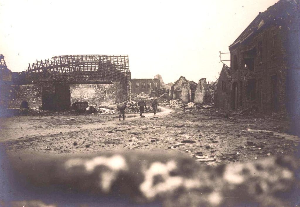 Arrestation civils 1914 — rue de Loos près de l'église sous l'occupation allemande