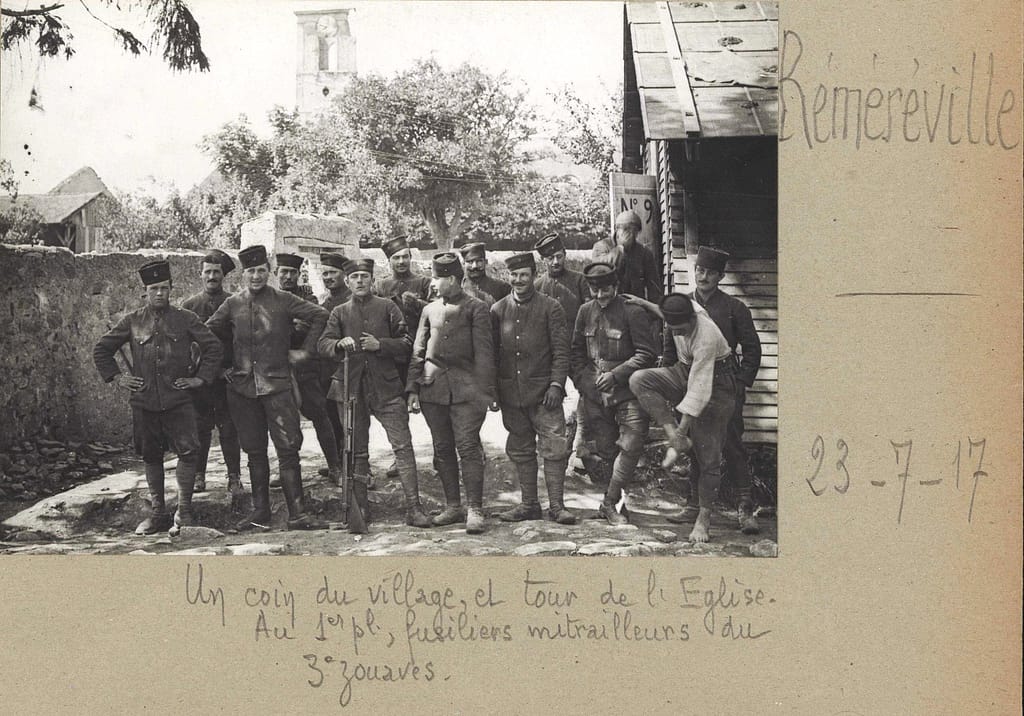 3e zouaves 1914-1918 : planche photographique légendée : fusiliers mitrailleurs à Réméréville, 23 juillet 1917.