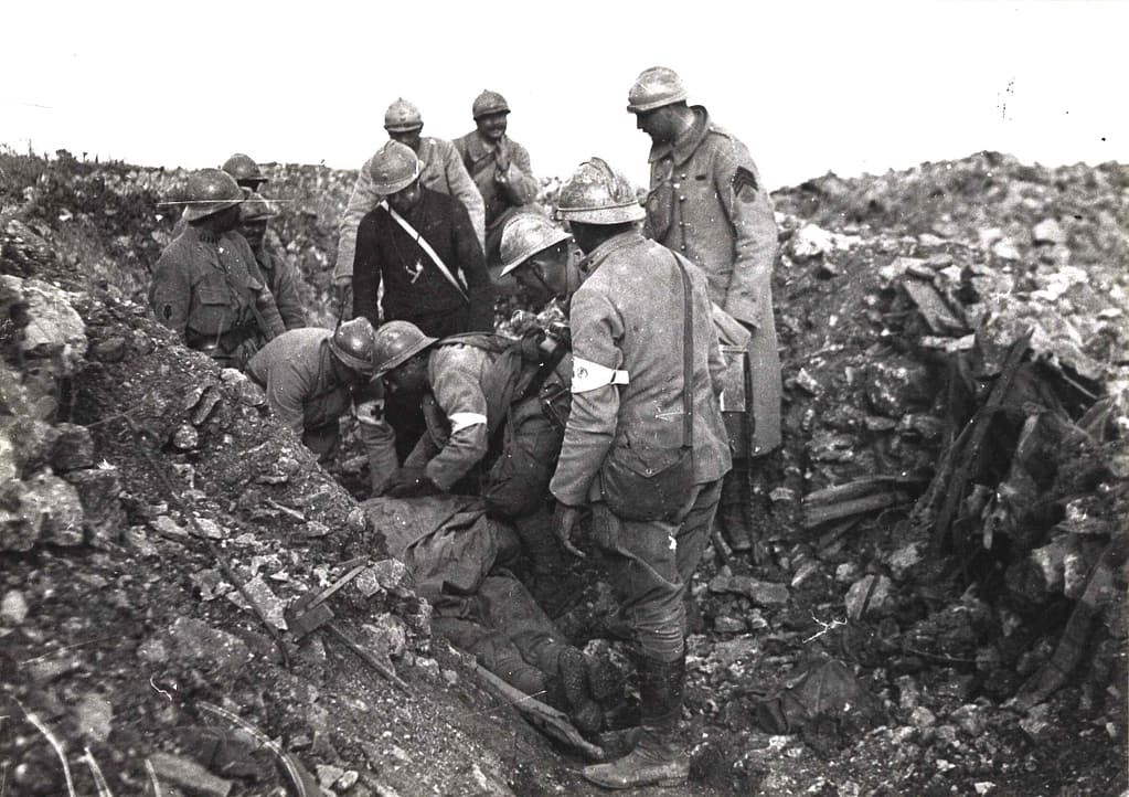 Brancardiers français relevant un blessé dans un cratère d'obus pendant la Grande Guerre