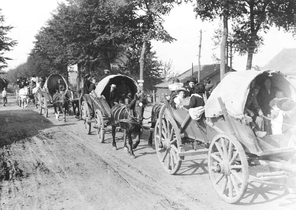 Réfugiés 1914 fuyant l'avancée allemande — convoi de charrettes près de Bapaume