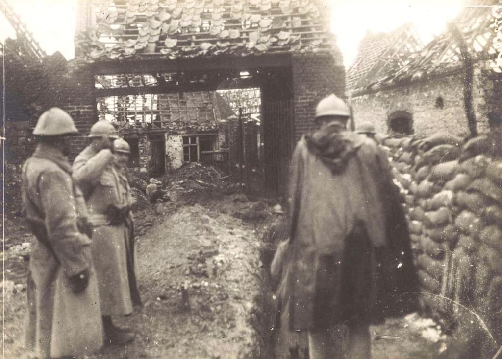 Atrocités allemandes 1914 — boyaux français au milieu des ruines de Loos