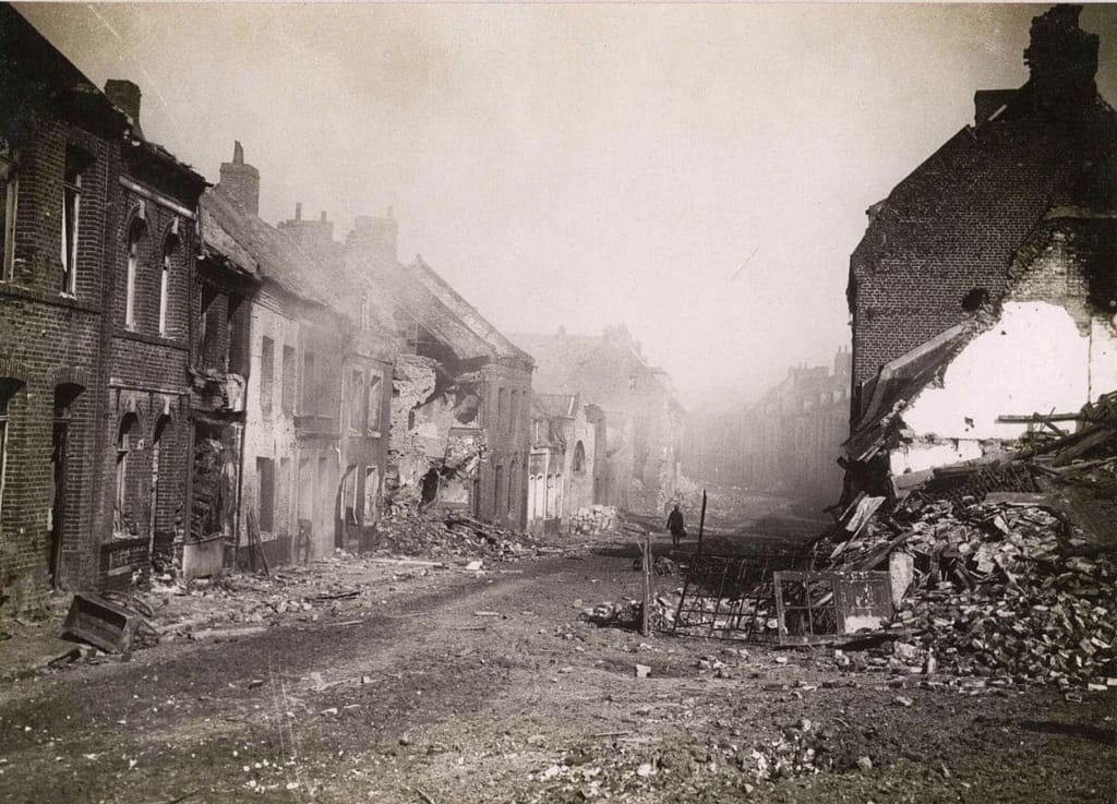 Civils otages 1914 — rue dévastée de Loos après les incendies allemands