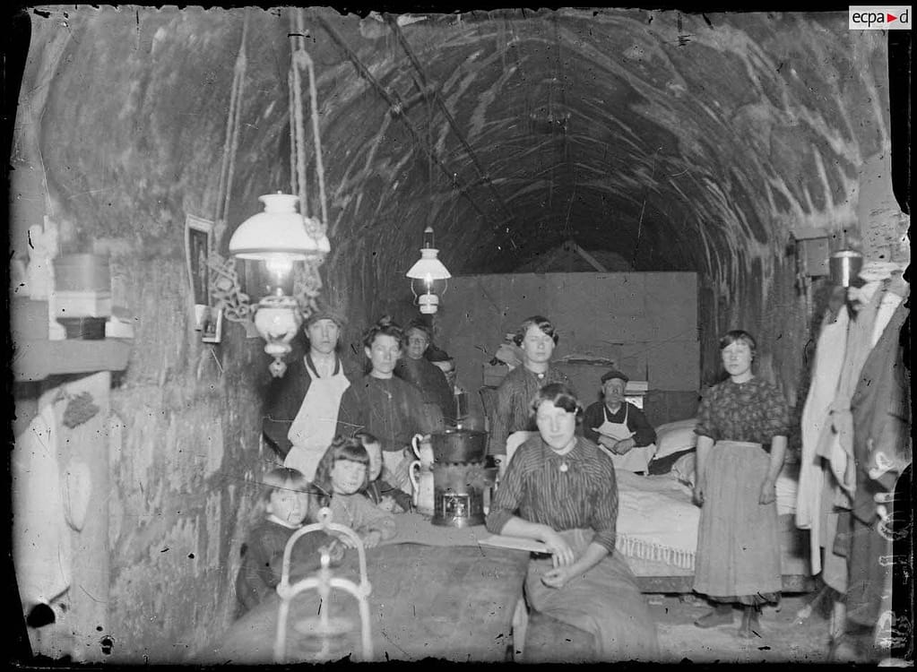 Arrestation civils 1914 — famille réfugiée dans une cave sous l'occupation allemande