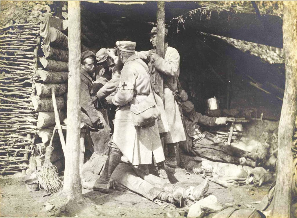 Infirmiers Grande Guerre dans un poste de secours improvisé à Bagatelle, Marne, 30 juin 1915, pansant un lieutenant de chasseurs sous le feu
