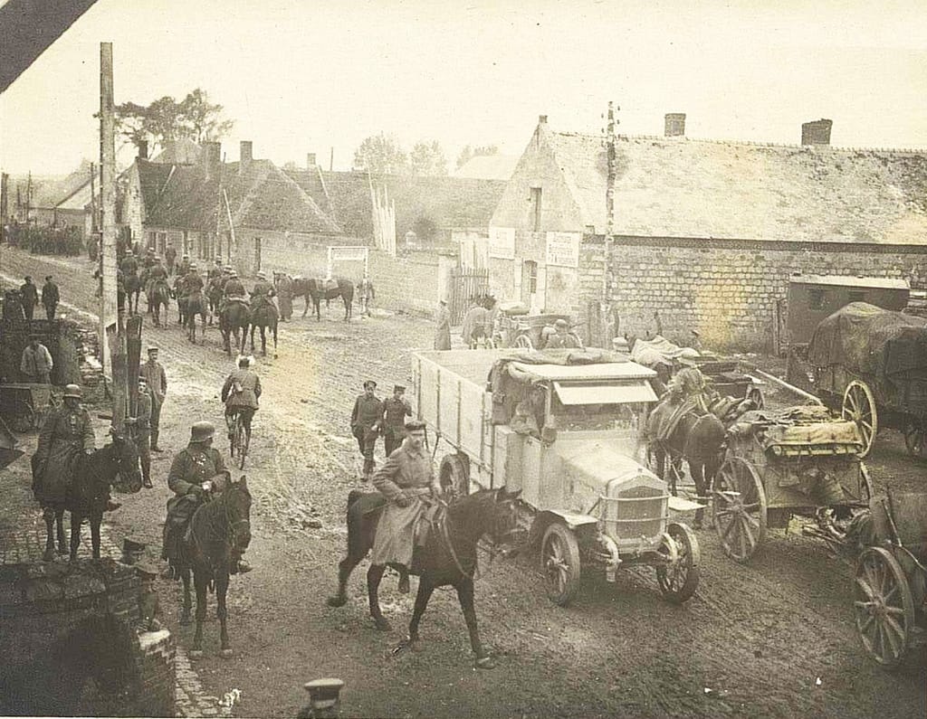 Soldats allemands dans une rue du Nord de la France, retour du régiment 114 à Loos, école sous occupation 1915