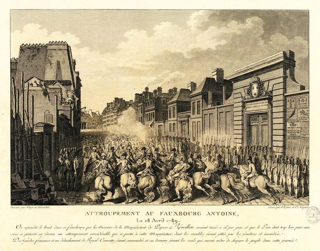 Cette gravure illustre l'intervention des Gardes-françaises et du régiment Royal-Cravate face aux ouvriers de la manufacture Réveillon. On y distingue la charge de la cavalerie et l'infanterie en ligne devant le portail de la manufacture, peu avant la fusillade meurtrière.