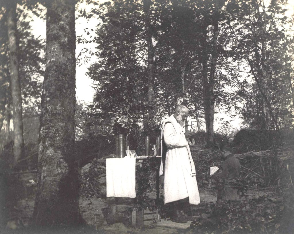 L'abbé de Longuavent, aumônier militaire Grande Guerre, célébrant la messe en plein air au Bois Bourrus en juillet 1916