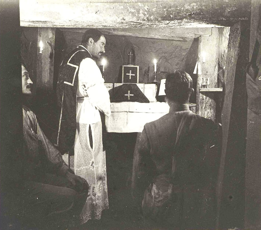 Aumônier Grande Guerre disant la messe dans un abri souterrain de position de batterie à Flaucourt en novembre 1916, à la lueur des bougies