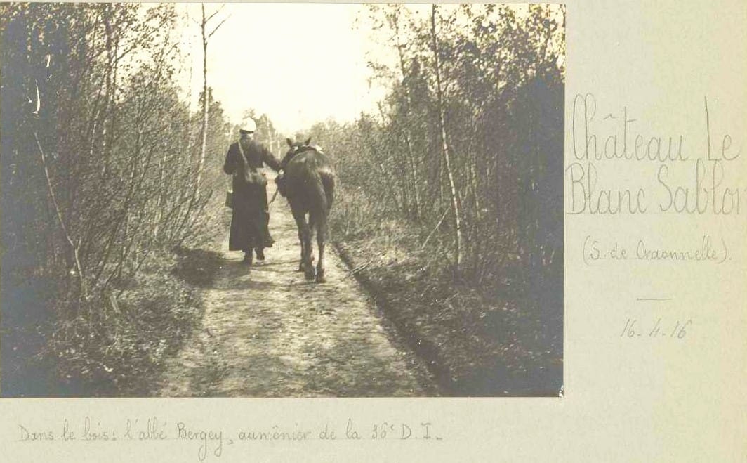 L'abbé Daniel Bergey, aumônier de la 36e division d'infanterie, menant son cheval dans un bois près de Craonnelle, 1916