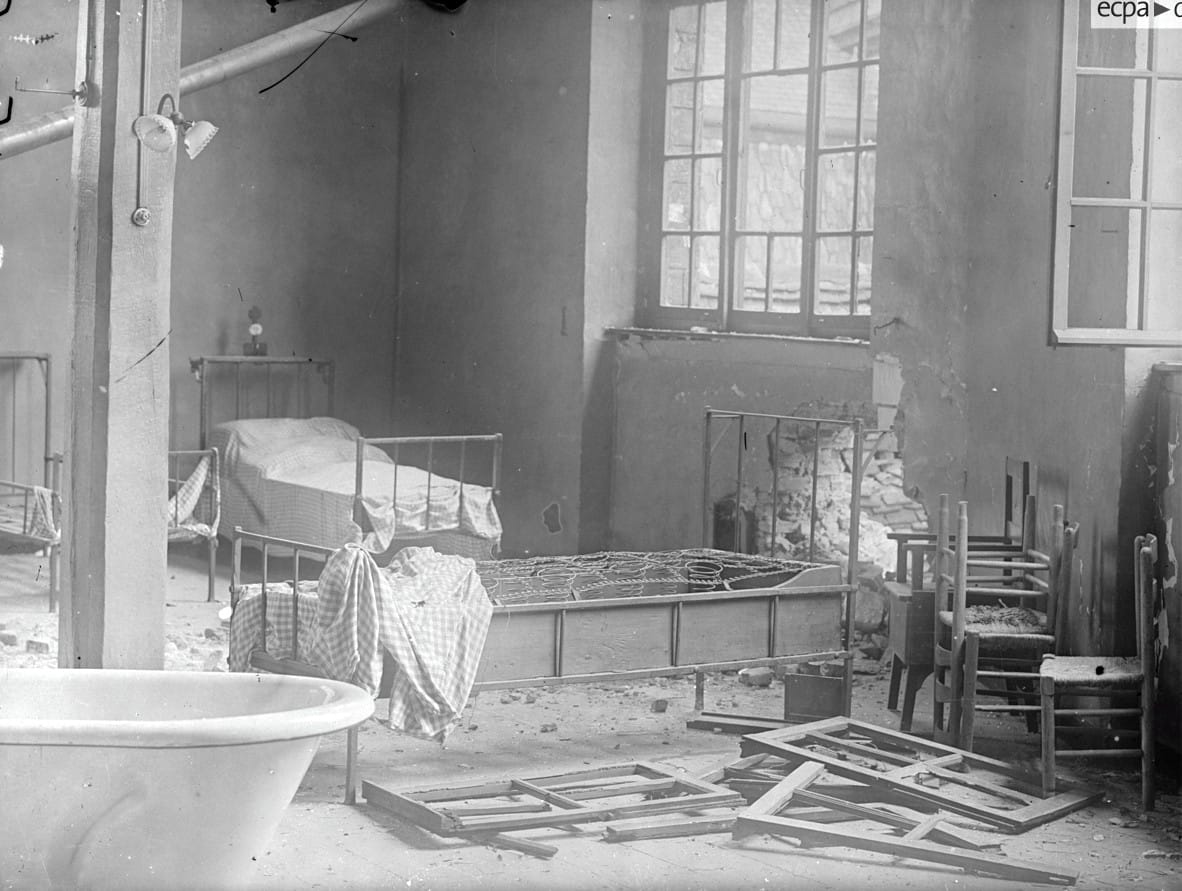 Salle de l'hôpital Saint-Jean à Arras, endommagée par un bombardement, hôpital où servit Marguerite CRÉPIN, sœur infirmière de la Première Guerre mondiale