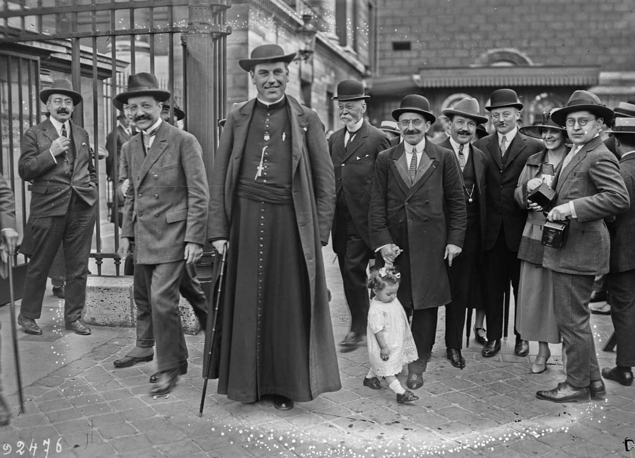 L'abbé Daniel Bergey, député de la Gironde, en soutane devant la Chambre des députés en 1924.