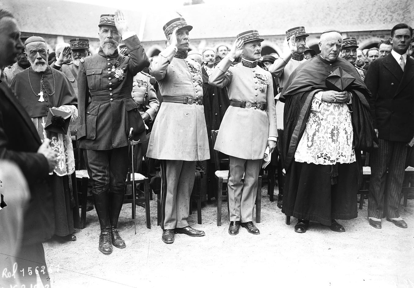 Le cardinal Binet et les généraux Gouraud, Niessel, Weygand et Lacapelle à l'inauguration de la chapelle-ossuaire de Dormans, 12 juillet 1931