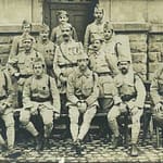 Photographie de groupe d'hommes du 162e Régiment d'Infanterie, vraisemblablement 1917-1918, dont plusieurs portent les insignes des blessés sur leur vareuse.
