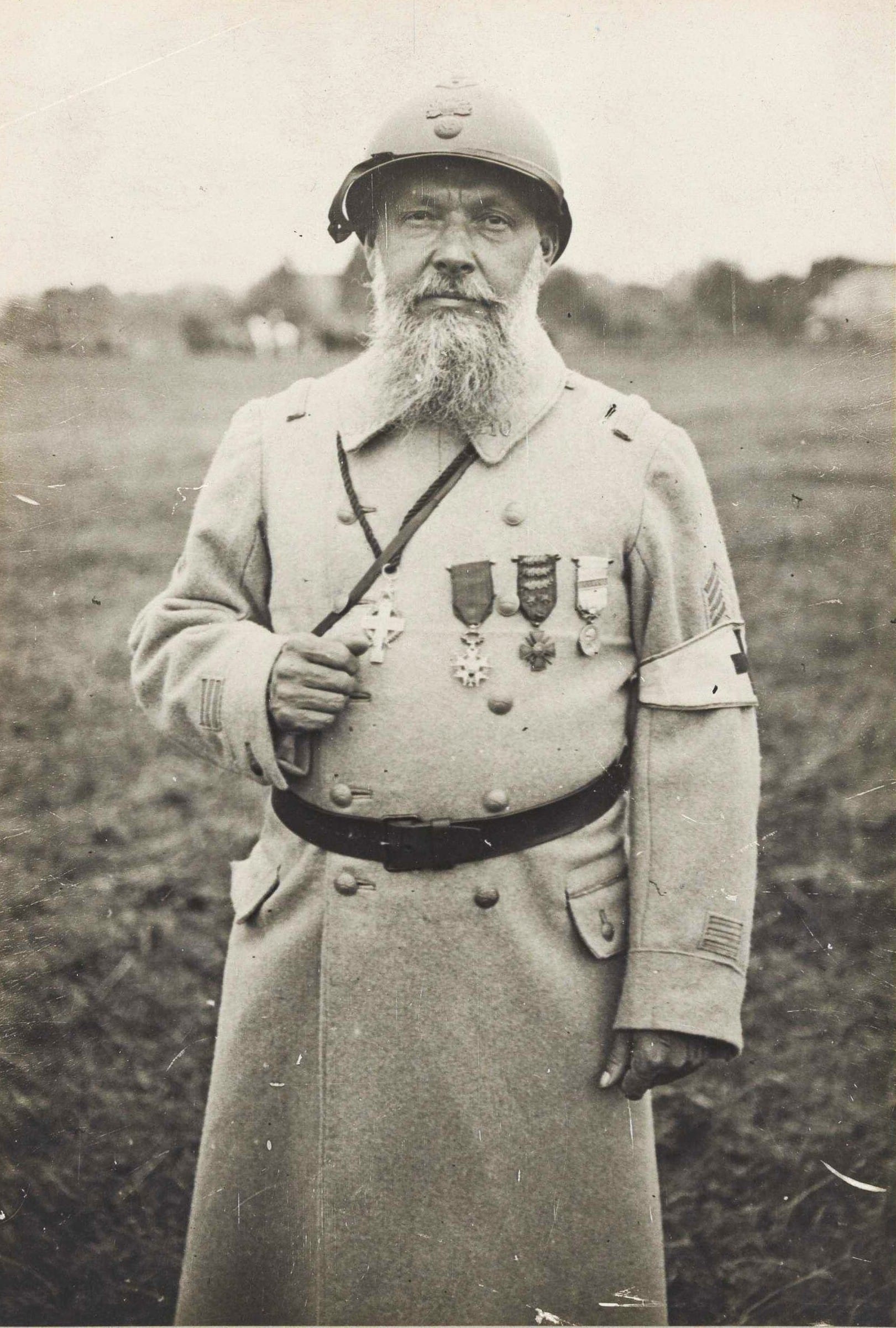 Portrait de l'abbé Henri Trilles, spiritain, aumônier du 410e R.I., après la remise de ses décorations par le général Pétain à Lagny, le 14 juillet 1917.