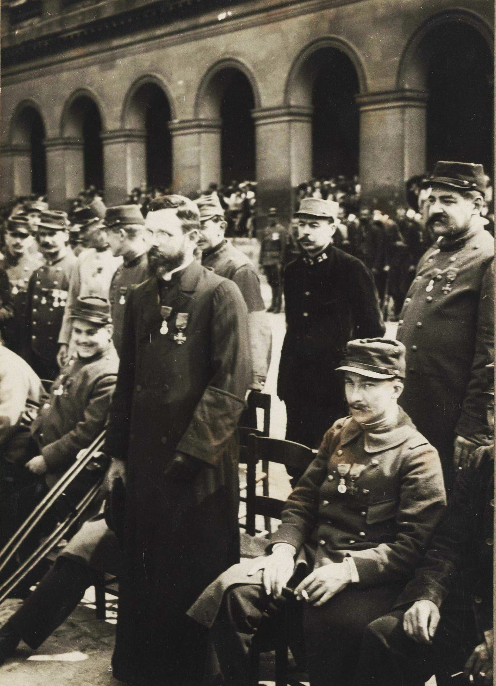 L'abbé Baisnee Jules Albert, prêtre sulpicien et infirmier, debout lors d'une remise de décorations aux Invalides le 19 août 1915