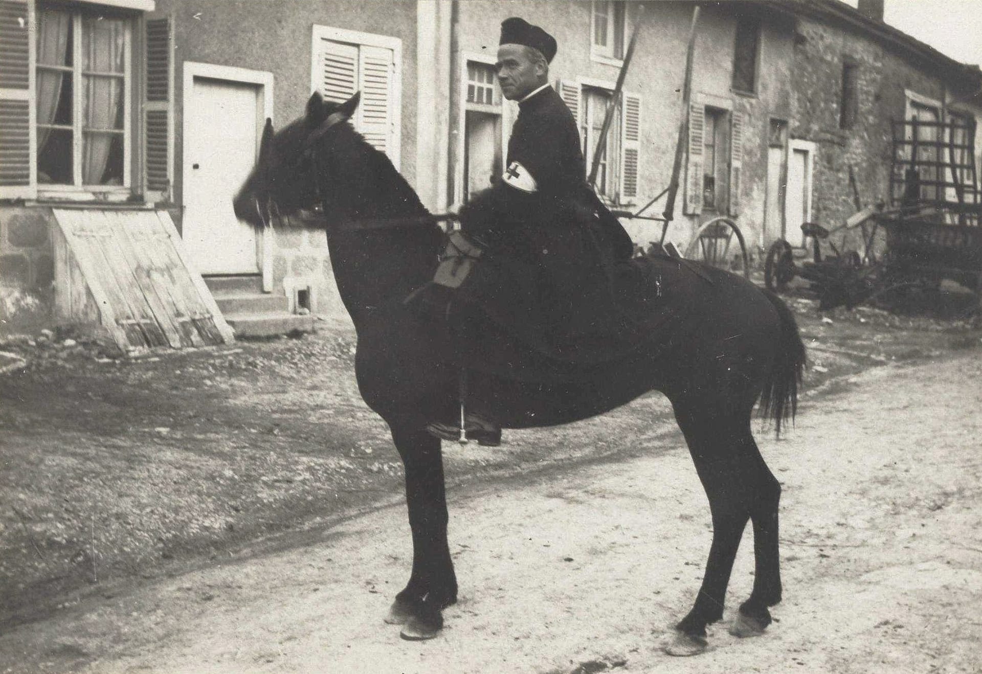Aumônier militaire à cheval en soutane, Meuse, juillet 1915, Première Guerre mondiale.