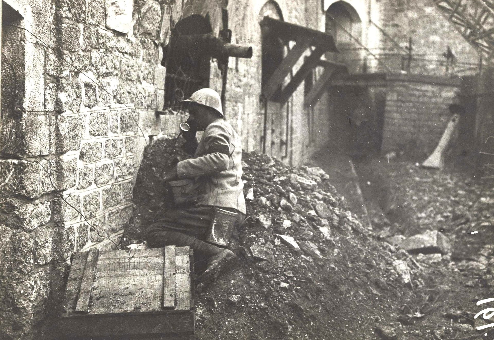 Téléphoniste français vérifiant une ligne téléphonique au front pendant la Première Guerre mondiale