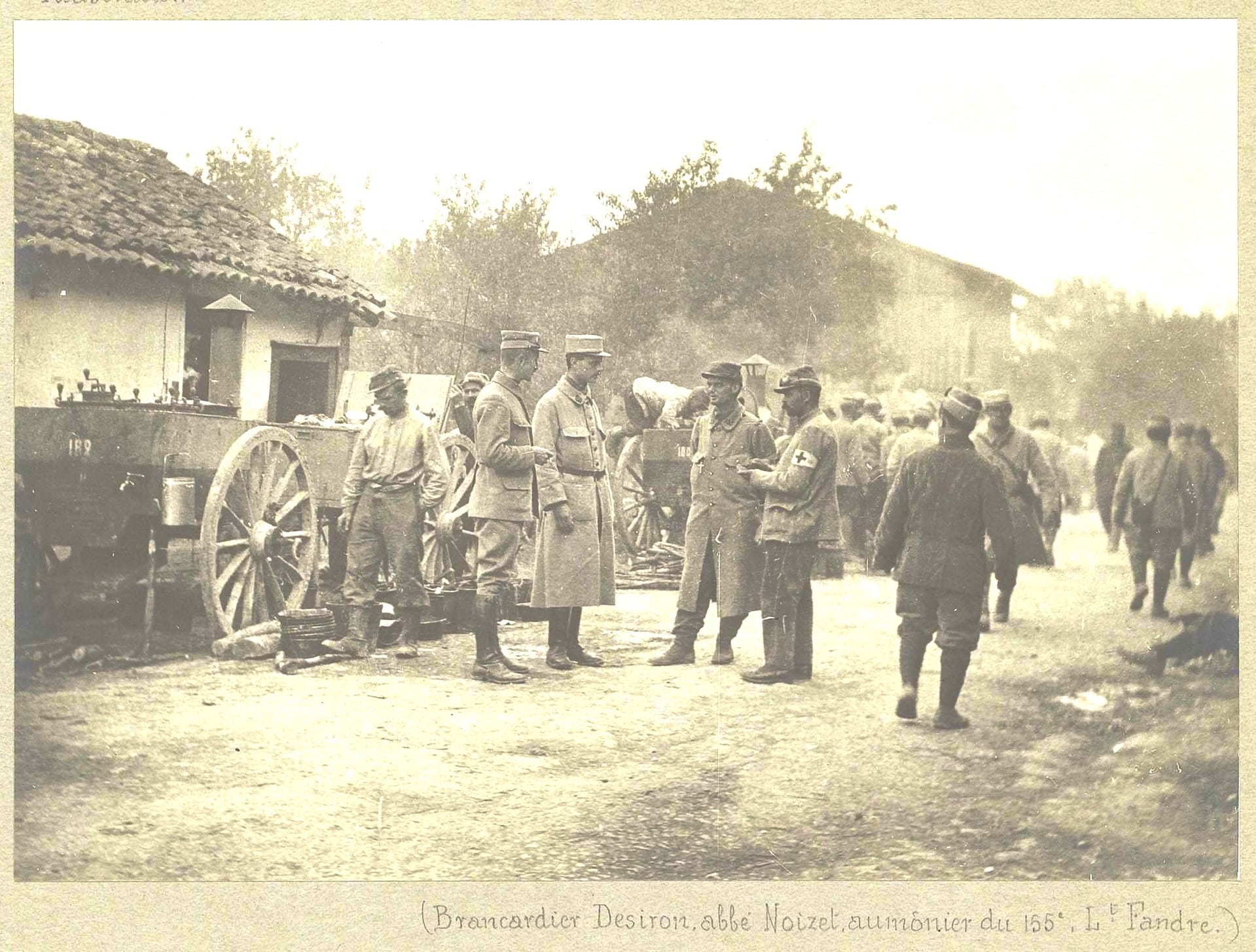 L'abbé Maurice Urbain NOIZET, aumônier du 155e régiment d'infanterie, aux cuisines roulantes à Florent en juin 1915, prêtre soldat de la Première Guerre mondiale.