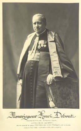 Portrait de Monseigneur Henri Debout, archiprêtre honoraire de Calais, en habit prélatice et portant ses décorations.