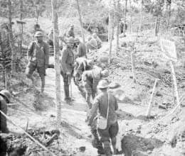 Soldats français construisant un nouveau boyau de communication sur les positions conquises dans la région du Mont-sans-Nom, dans la Marne, le 24 avril 1917, secteur où l'aumônier Daniel Bacheré accompagnait le 8e Zouaves.