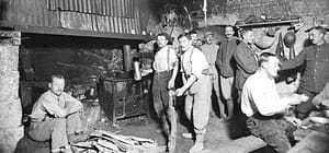 Unités militaires 1914-1918 — soldats français dans une cave, vie quotidienne au front