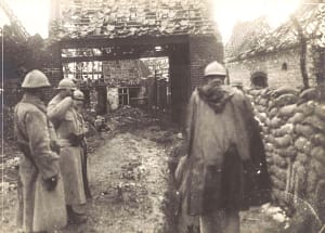 Atrocités allemandes 1914 — boyaux français au milieu des ruines de Loos