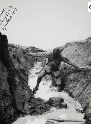 Agents de liaison grande guerre : un coureur franchit un boyau inondé à Tahure en 1917