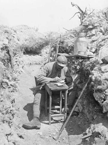 Soldat français écrivant dans une tranchée à la Côte du Poivre près de Verdun en 1916, secteur où le séminariste Bernard Capus, du diocèse de Verdun, fut blessé pour la première fois le 12 mars 1916.