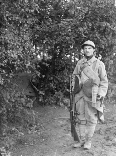 Fusilier-mitrailleur français en tenue de campagne avec son fusil-mitrailleur Chauchat et son équipement complet, Première Guerre mondiale; Source ECPAD