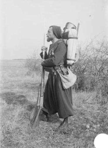 Zouave de l'armée française en tenue de campagne avec fusil Lebel, paquetage et bidon, Première Guerre mondiale