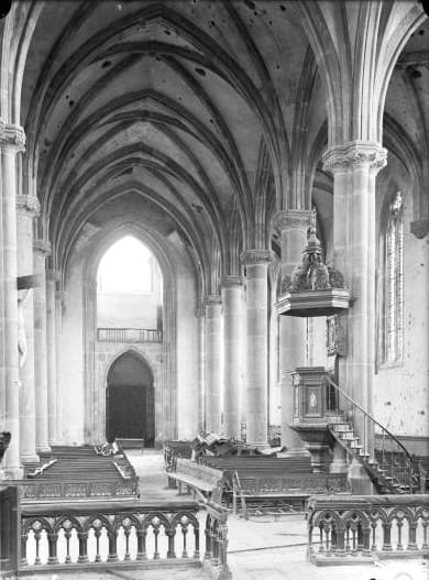 Intérieur de l'église de Gerbéviller après le bombardement de 1914, nef vue depuis l'autel.