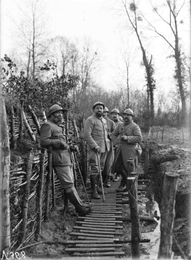 Soldats français dans une tranchée de première ligne devant Craonne, secteur du Chemin des Dames, début 1917, où le séminariste Gabriel Couderc, du diocèse de Rodez et engagé au 162e Régiment d'Infanterie, fut blessé le 16 avril 1917 lors de l'offensive Nivelle.