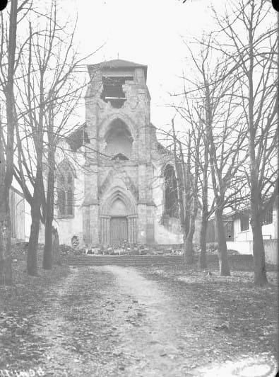Façade de l'église de Gerbéviller éventrée par le bombardement, au bout de son allée, en 1916.
