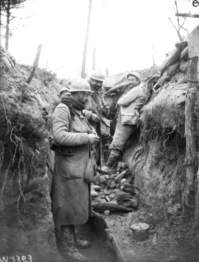 Soldats français dans une tranchée de première ligne près de Souain en Champagne, secteur où Victor-Jean Berthélemy fut blessé le 25 septembre 1915.