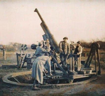 Pièce d'artillerie anti-aérienne française en position de tir, 1917-1918, secteur D.C.A. où Joseph-Marie Burban, tonsuré du diocèse de Vannes, servit comme téléphoniste puis brigadier de tir aux 63e et 66e Régiments d'Artillerie.